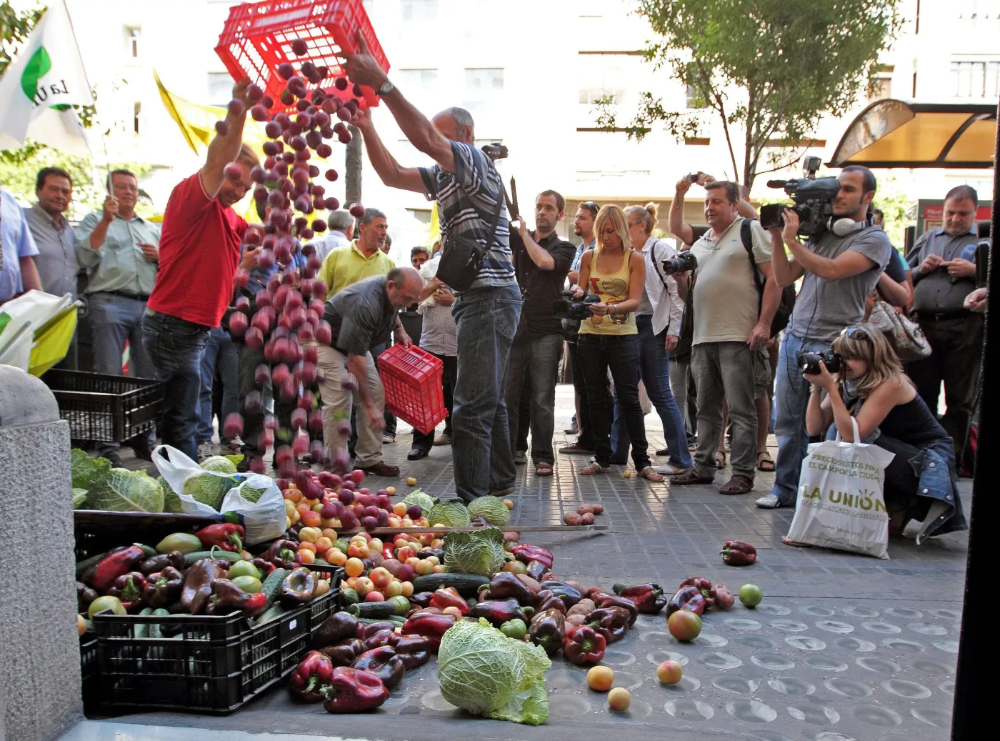 Hiszpańscy rolnicy protestują przed konsulatem Niemiec