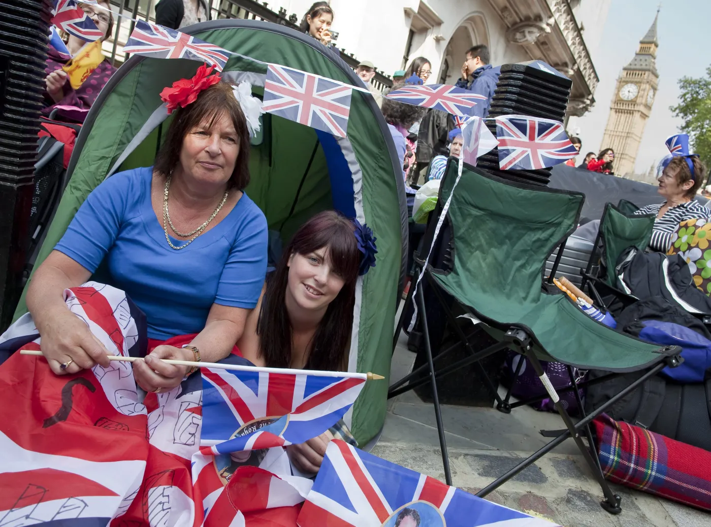 "Koczownicy" czekają w namiotach na ślub Williama