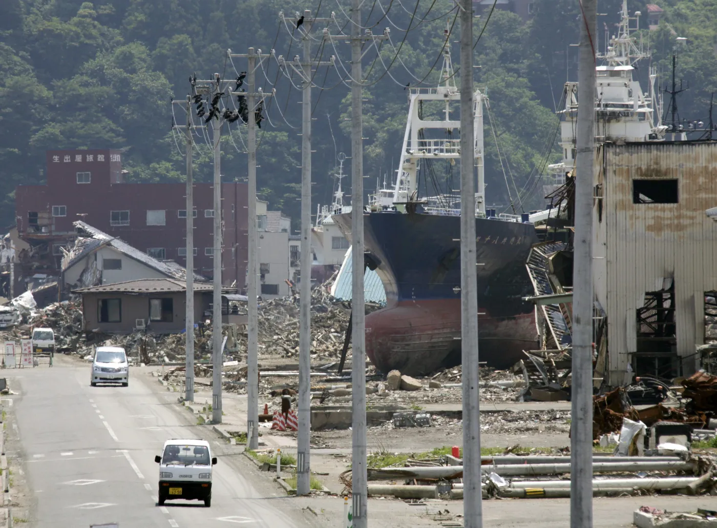 2267848-statek-na-ulicy-w-kesennuma.jpg