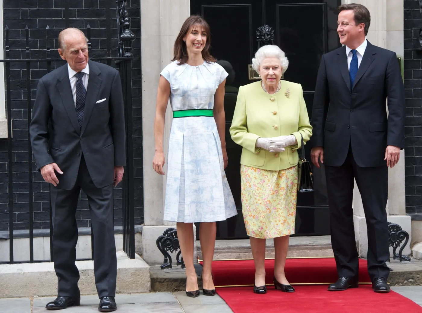 Królowa Elżbieta z księciem Filipem oraz premier David Cameron z małżonką Samanthą