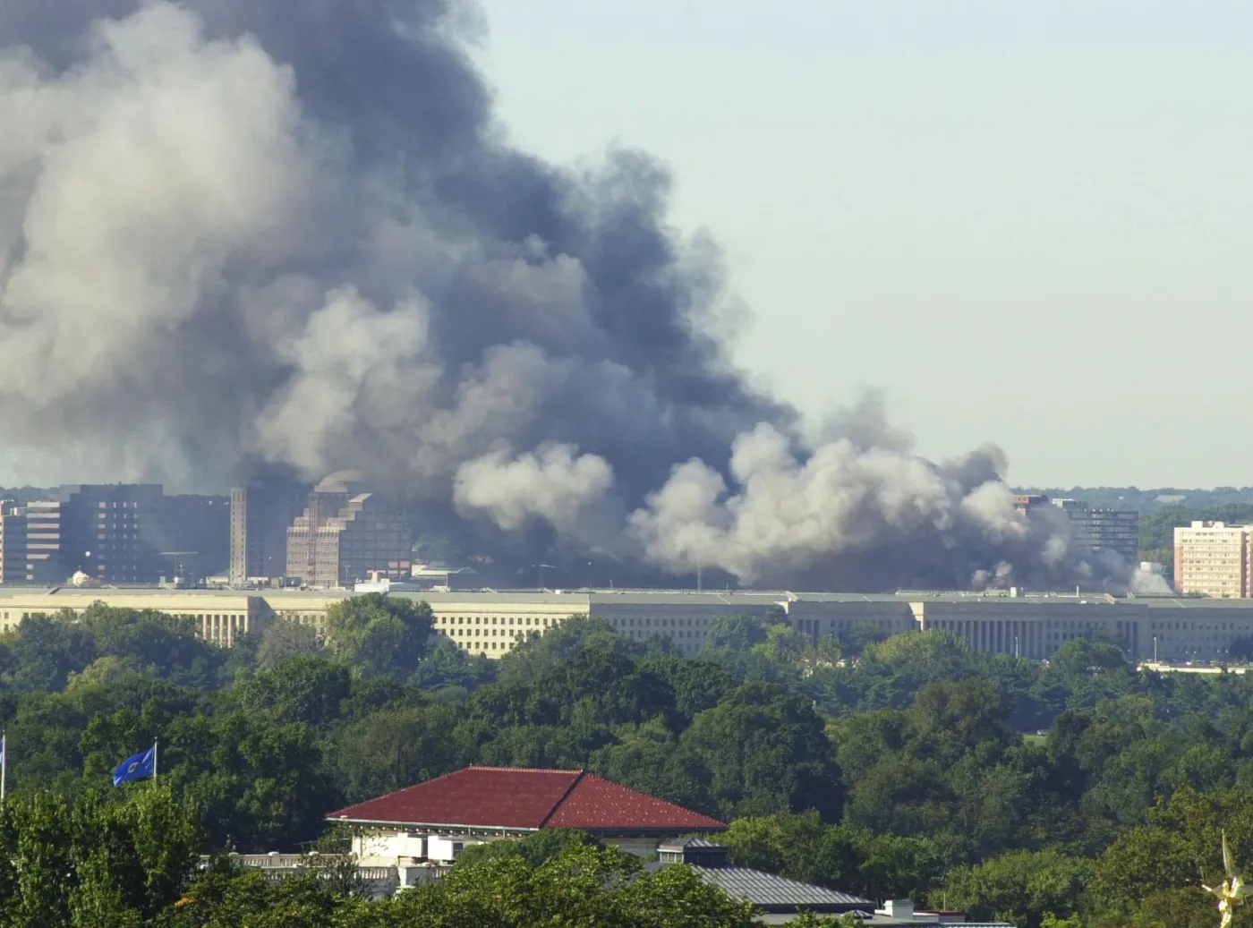2467280-dym-unosi-sie-nad-pentagonem.jpg