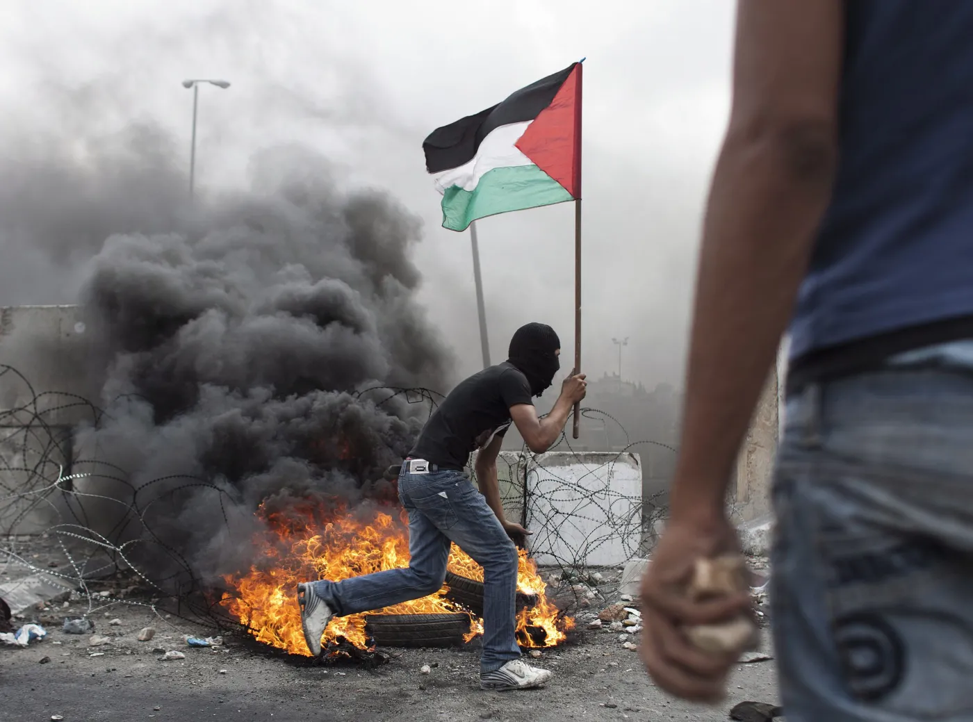 2525239-palestynczycy-atakuja-jeden-z.jpg