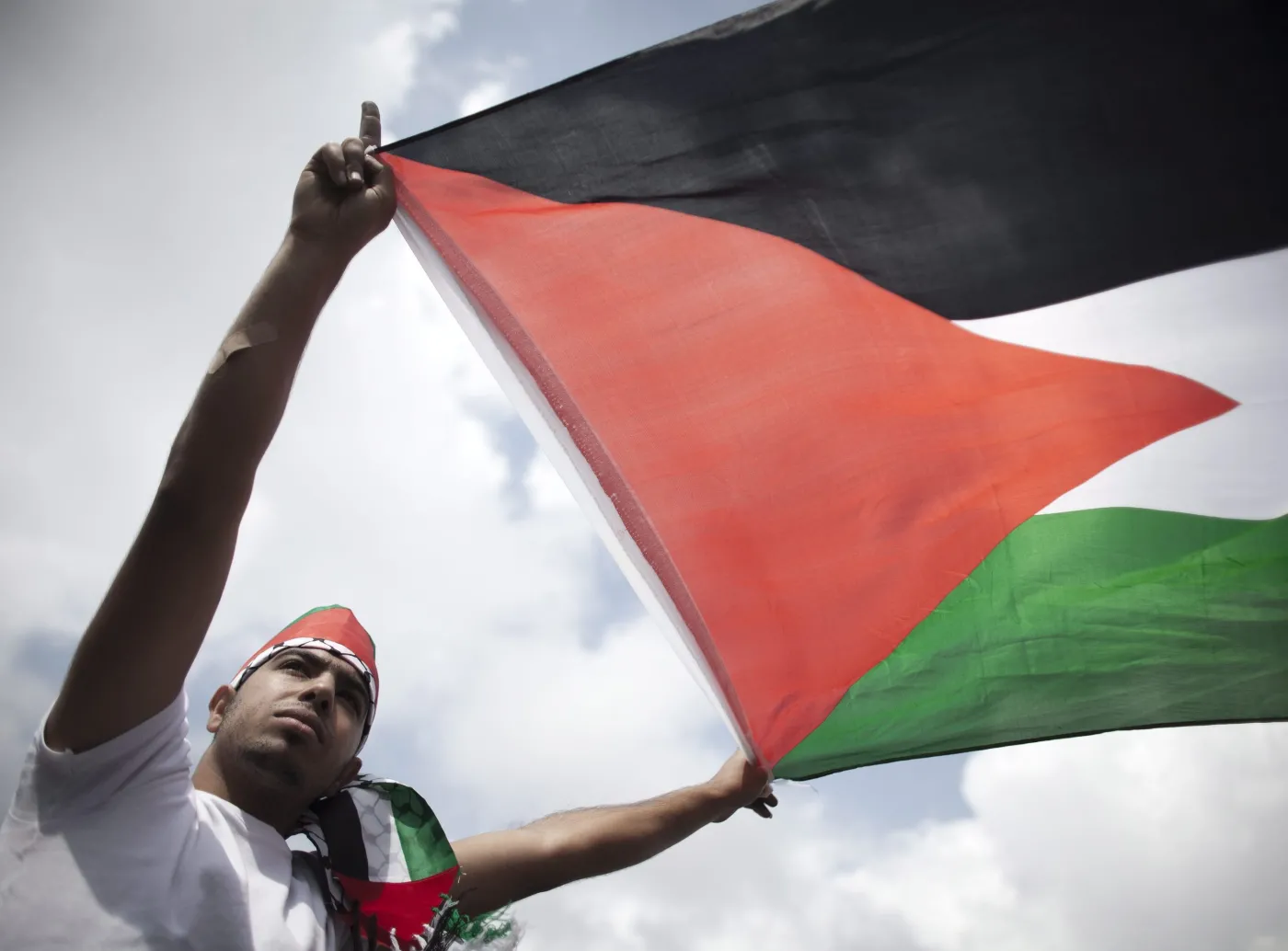 2525320-mezczyzna-z-flaga-palestynska.jpg
