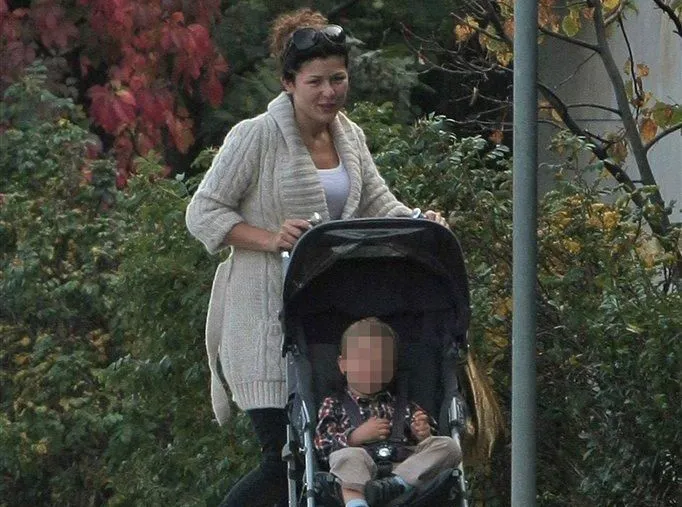 Kasia Cichopek jak zwykła mama. Bez makijażu na spacerze