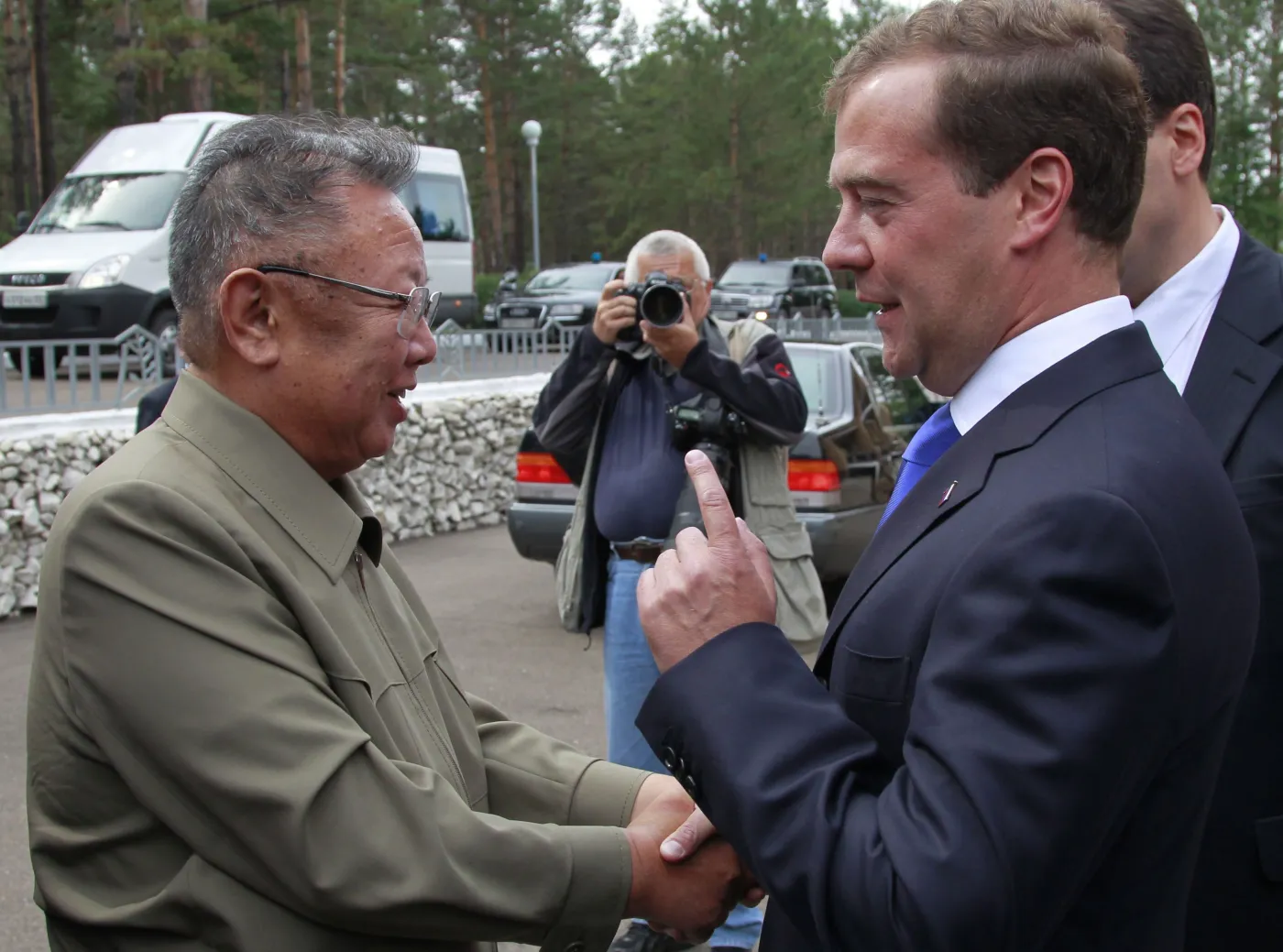 Dimitrij Miedwiediew wita się z Kim Dzong Ilem