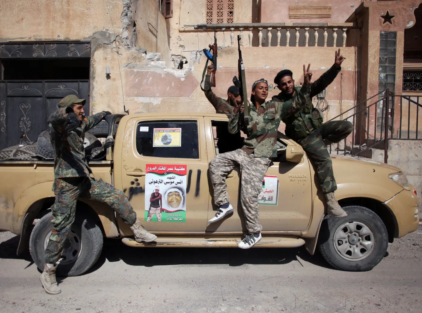 Powstańcy libijscy na ulicach Syrty