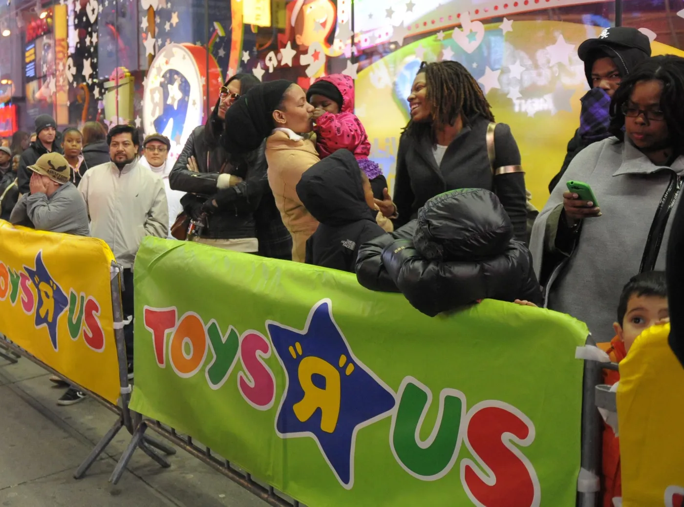 Klienci  czekają  na otwarcie sklepów na Times Square w Nowym Jorku