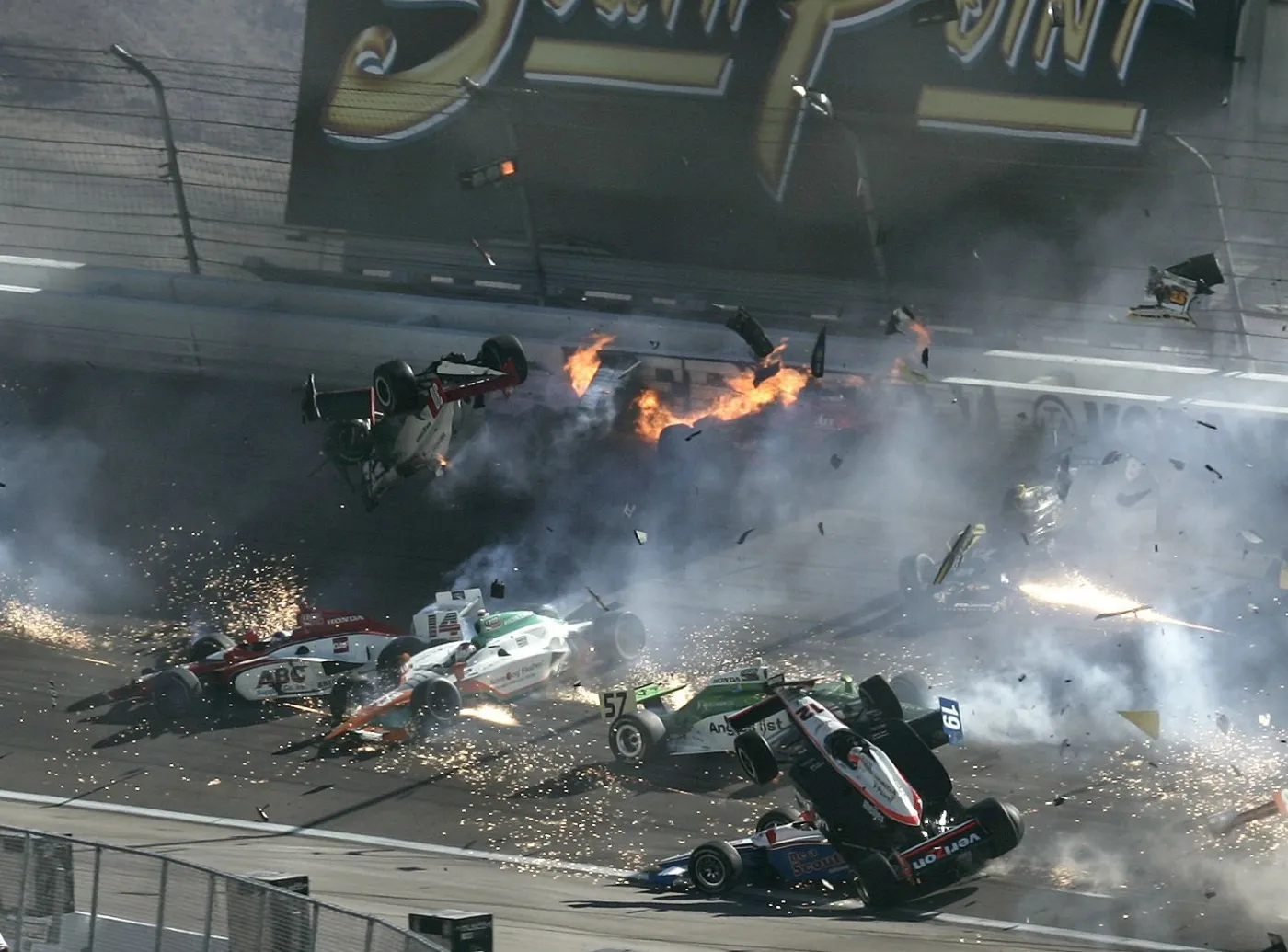 Wypadek, w którym zginął Dan Wheldon na torze w Las Vegas