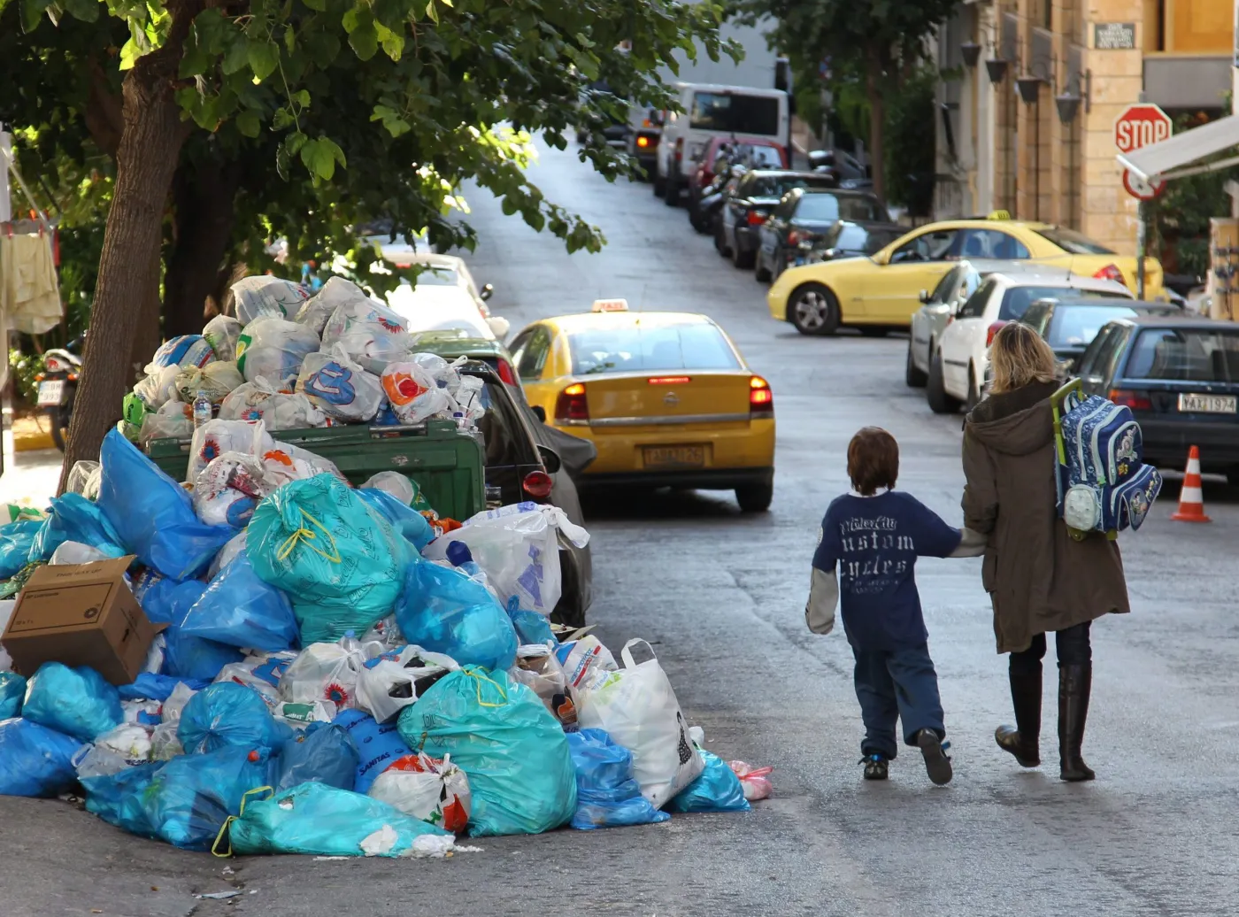 Góry śmieci na ulicach Aten