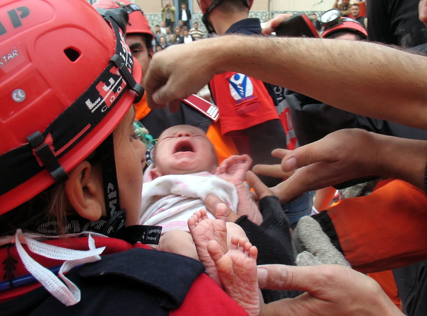 Dziecko uratowane spod gruzów 47 godzin po katastrofie