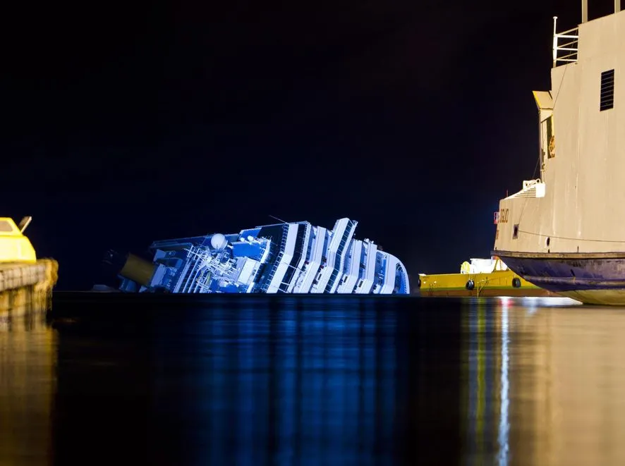 2977413-wrak-statku-costa-concordia.jpg