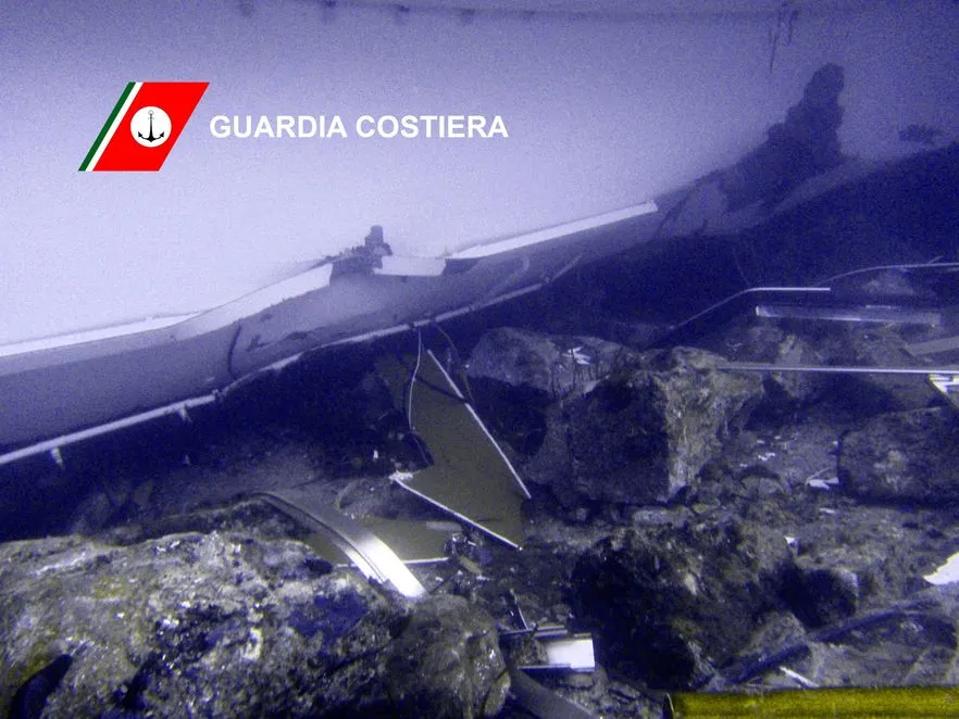 2977464-wrak-statku-costa-concordia.jpg