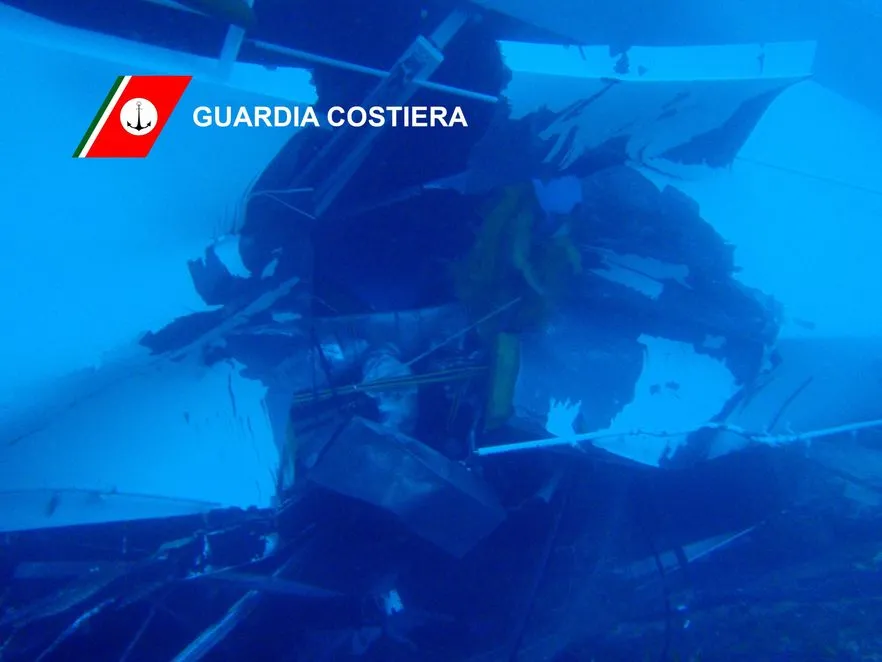 2977489-wrak-statku-costa-concordia.jpg