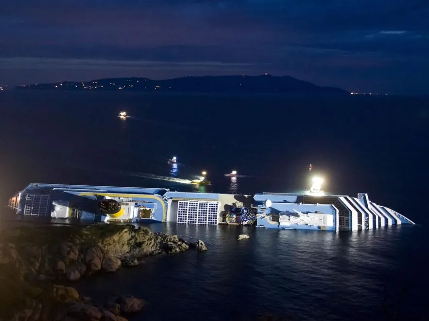 2977514-wrak-statku-costa-concordia.jpg