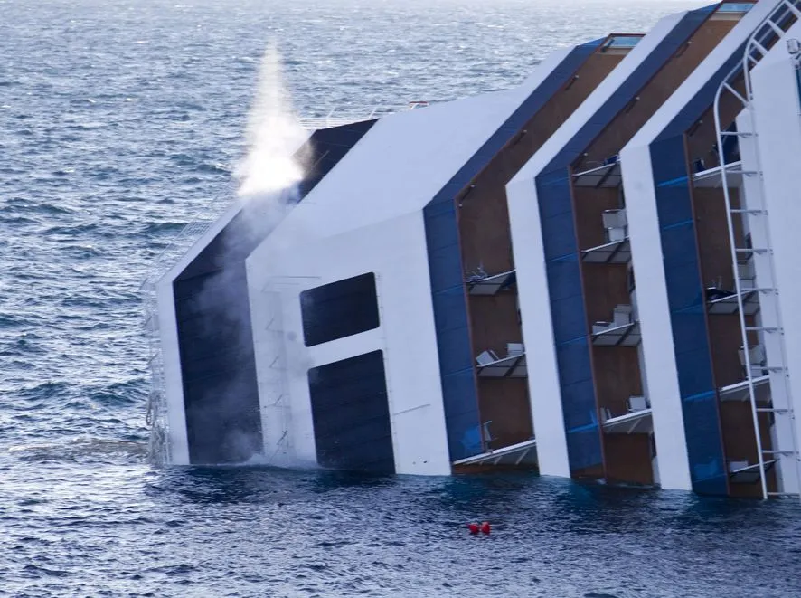 2977641-wrak-statku-costa-concordia.jpg