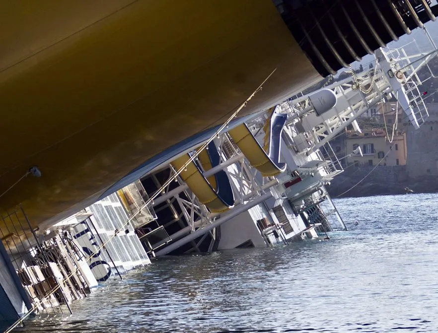 2988212-wrak-statku-costa-concordia.jpg