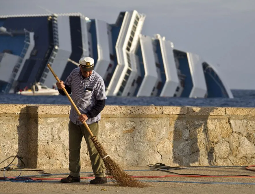 2988262-wrak-statku-costa-concordia.jpg