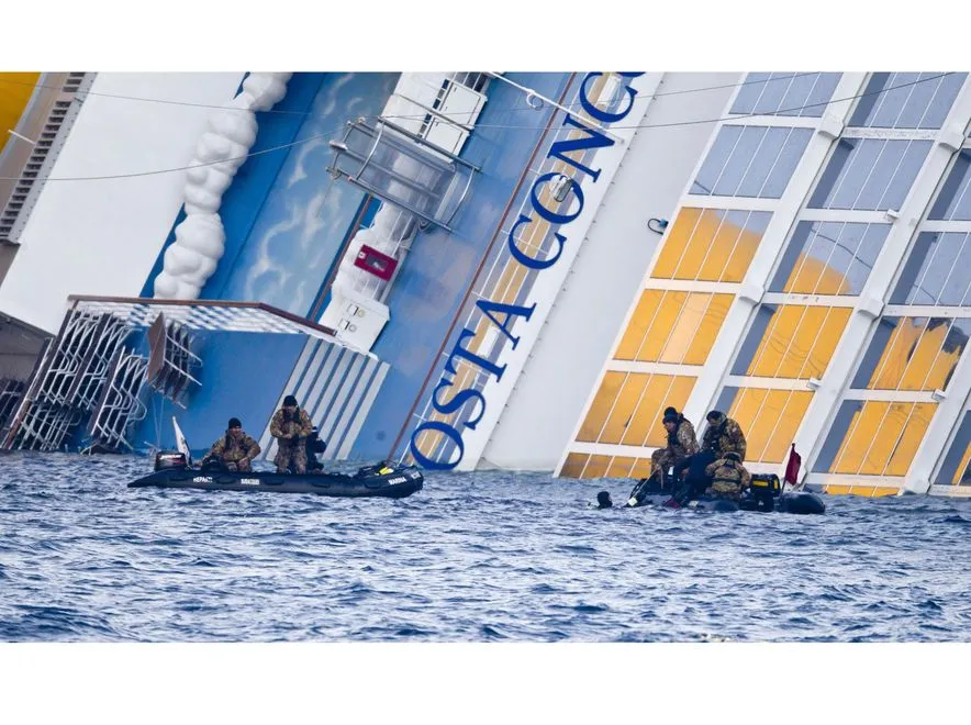 2988287-wrak-statku-costa-concordia.jpg