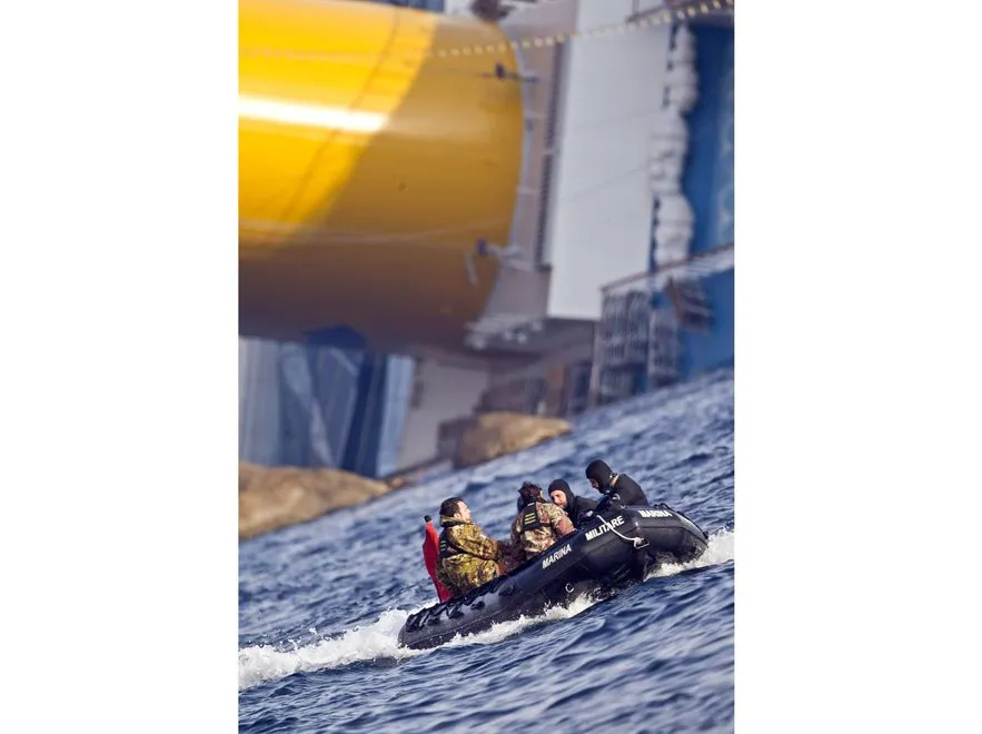 2988337-wrak-statku-costa-concordia.jpg
