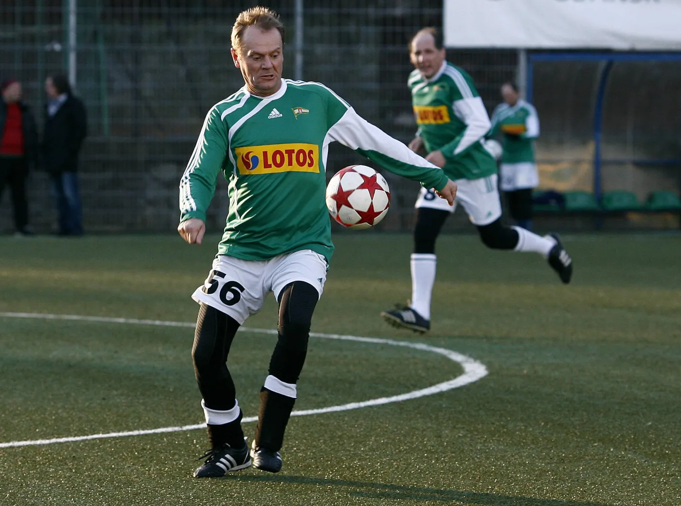 Tusk dostał czerwoną kartkę. Naraził się sędziemu