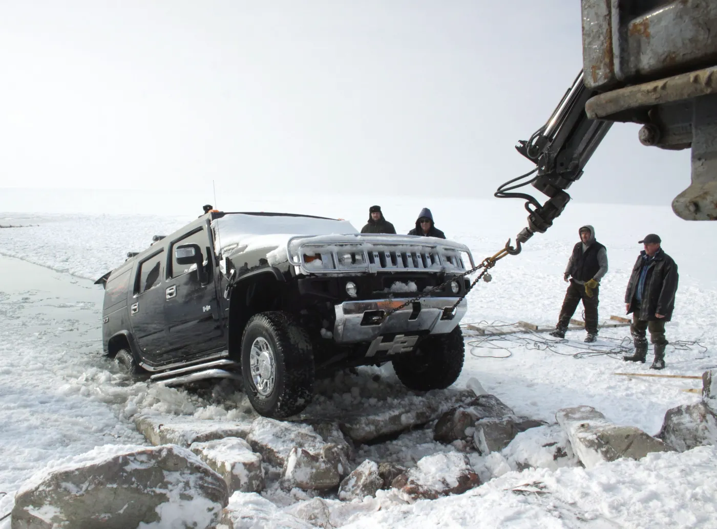 Tak się kończy jazda autem terenowym po lodzie