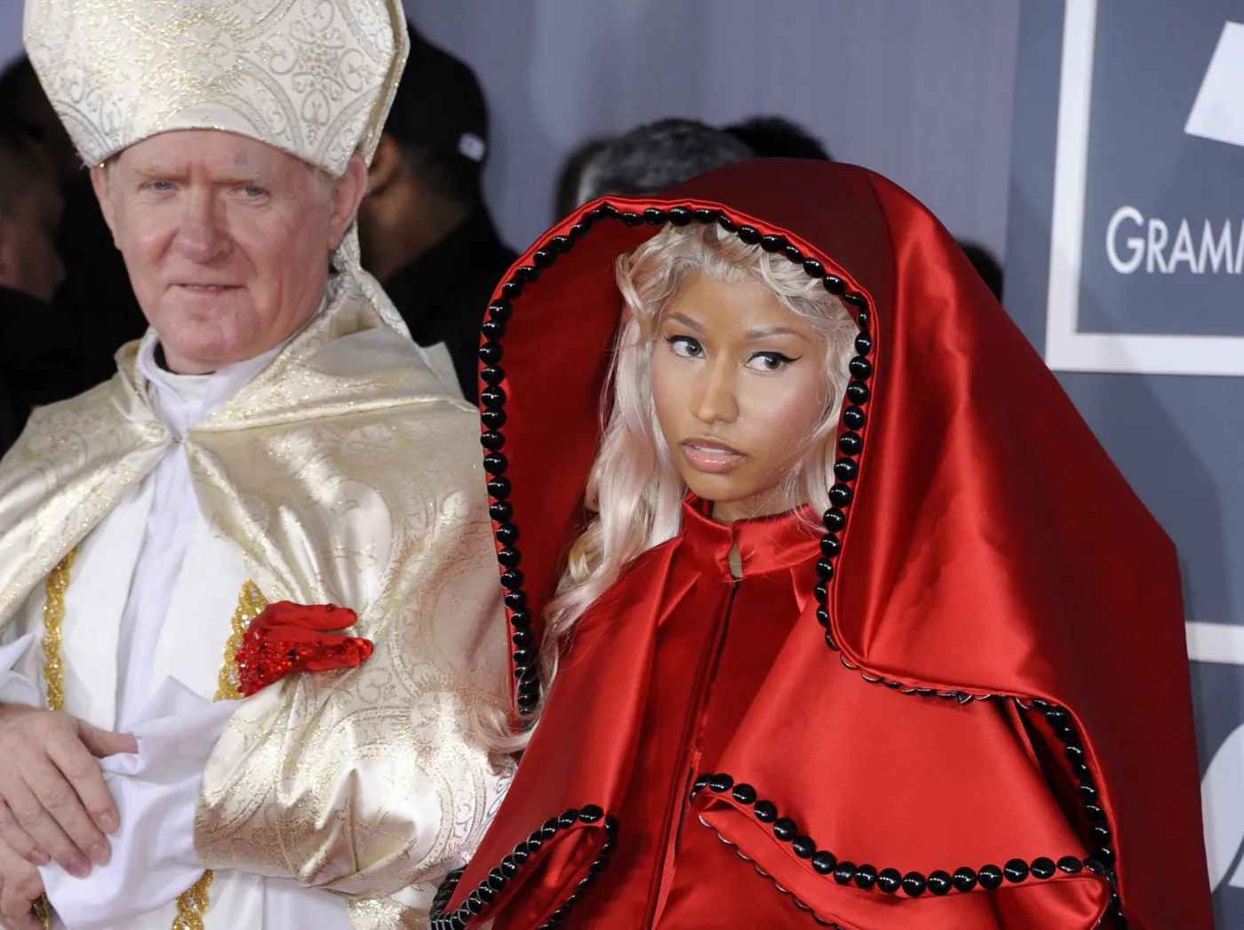 Skandal na Grammy – Nicki Minaj przyszła z papieżem