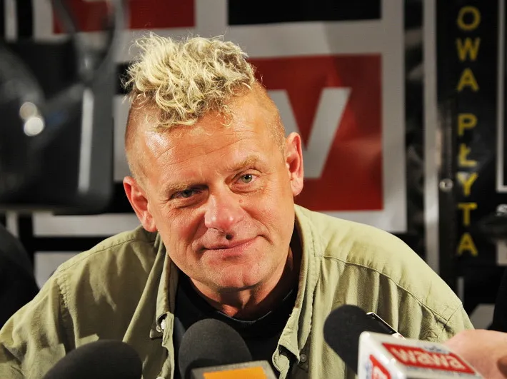 Kazik Na Żywo odbiera złoto i podpisuje "Bar La Curva"