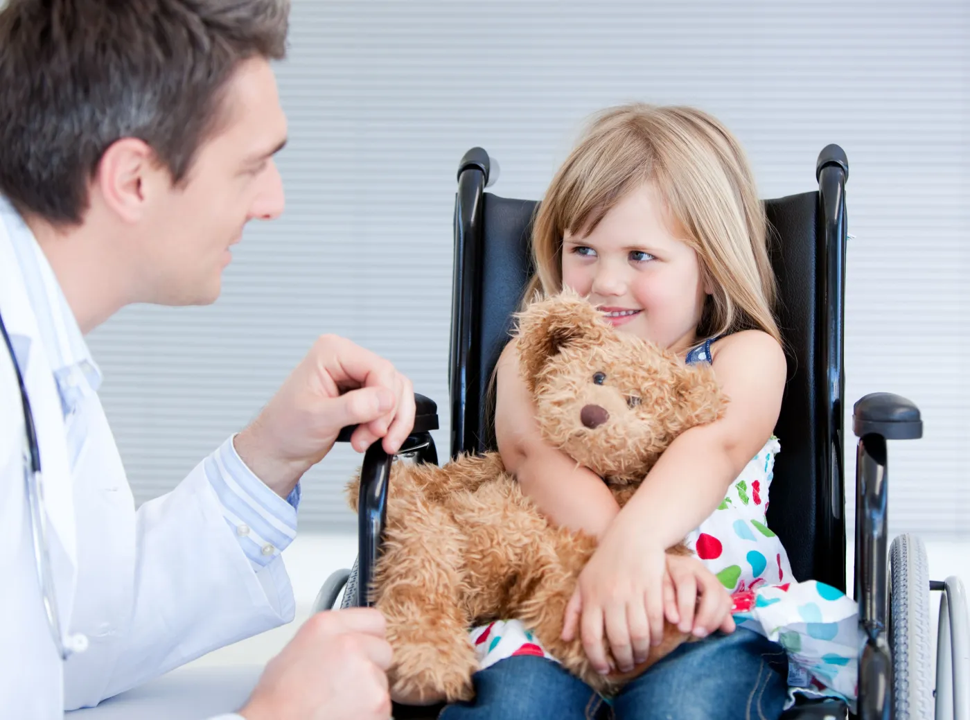niepełnosprawne dziecko wózek inwalidzki