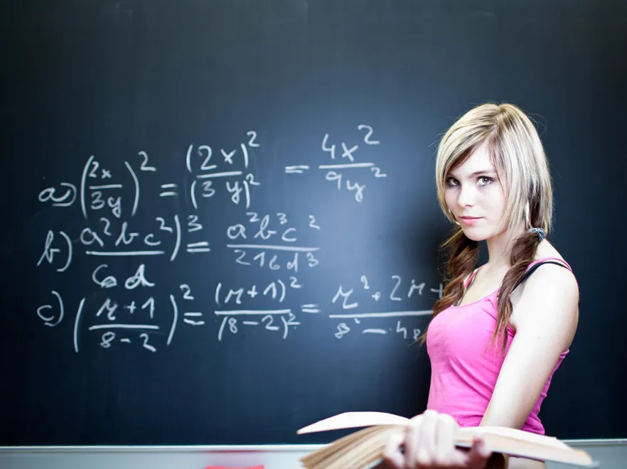 Dziewczyna rozwiązuje zadanie z matematyki