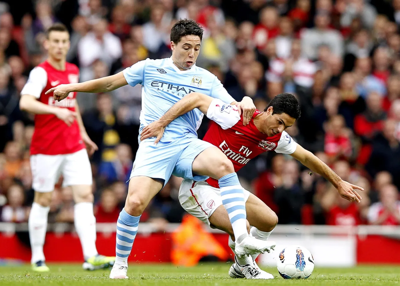 Samir Nasri walczy o piłkę z Mikelem Artetą w meczu Arsenalu Londyn z Manchesterem City