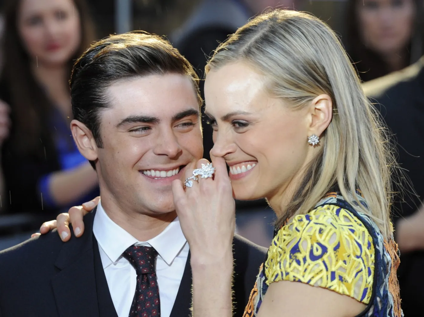 3406110-zac-efron-i-taylor-schilling.jpg