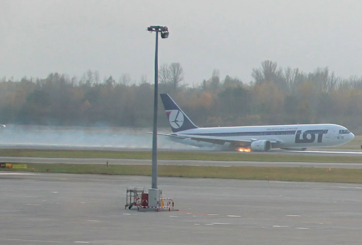 Awaryjne lądowanie boeinga na Okęciu