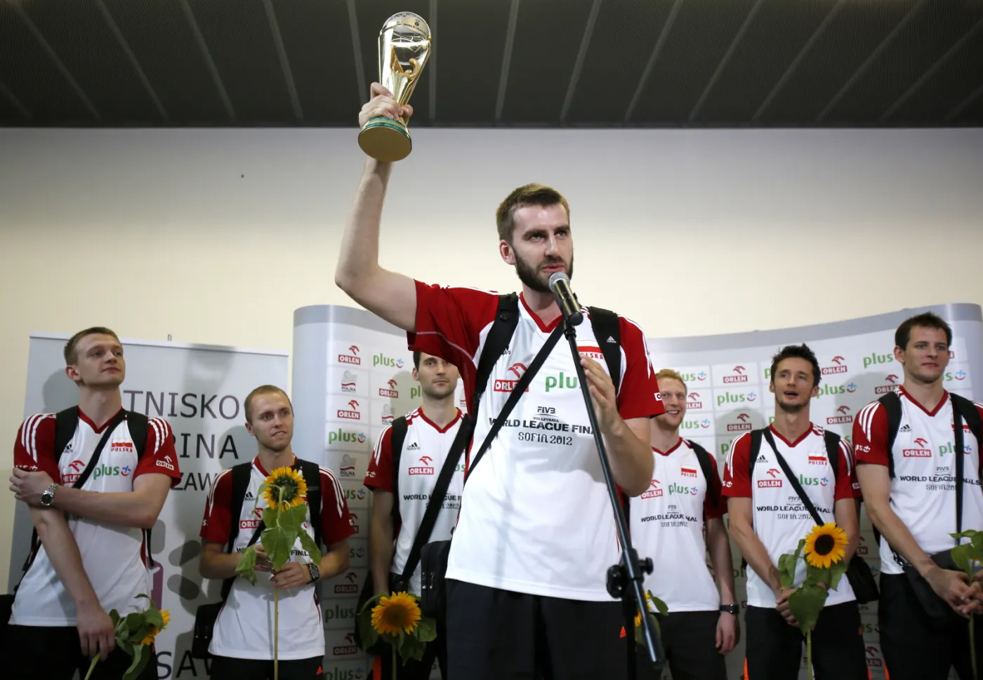 Marcin Możdżonek z trofeum na warszwskim lotnisku Okęcie