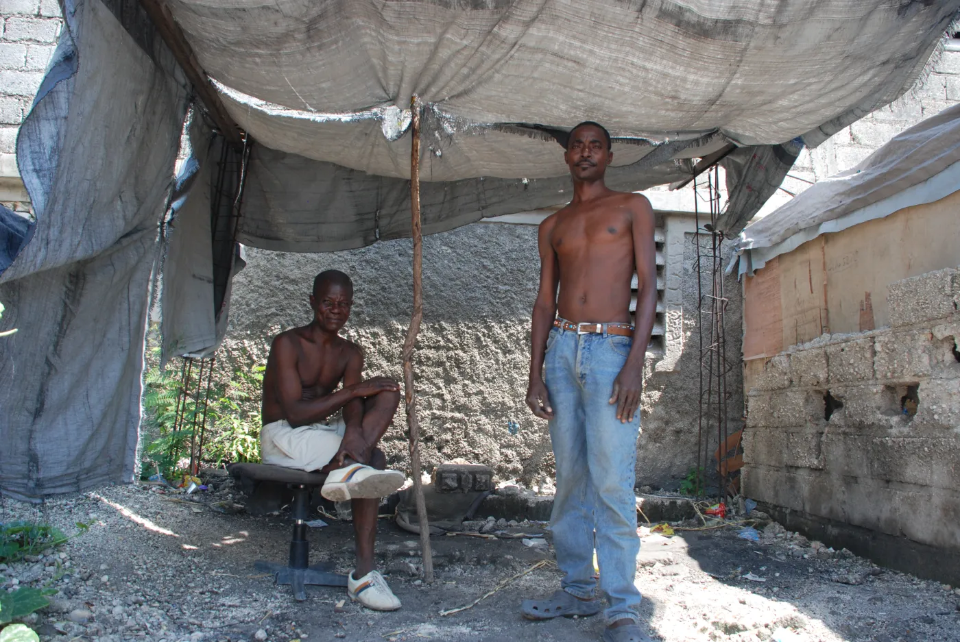 3801861-mieszkancy-haiti-ktorzy-spia.jpg