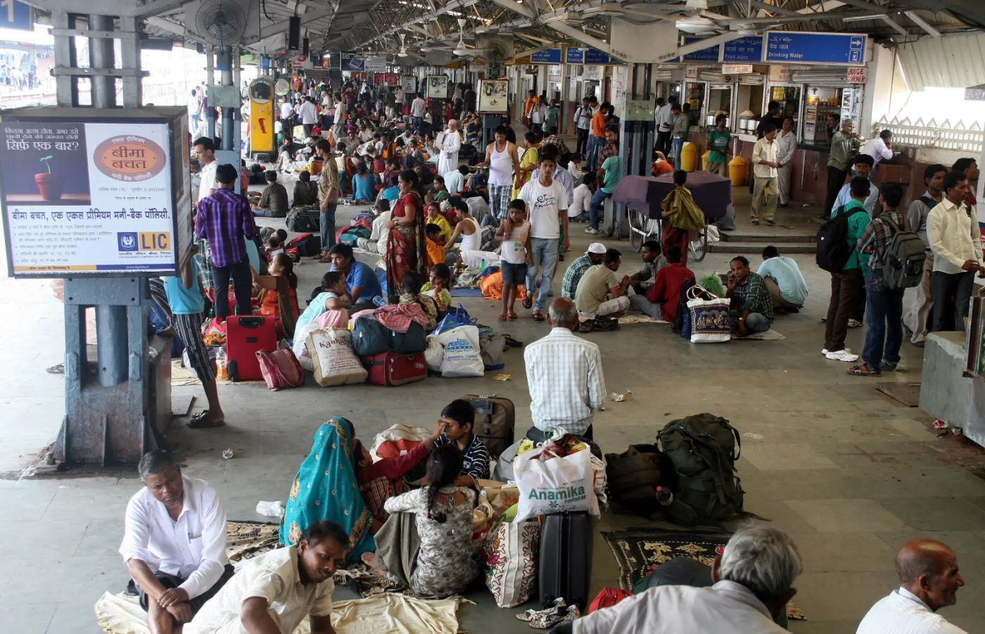 Pasażerowie w Indiach czekają na usunięcie gigantycznej awarii energii elektrycznej