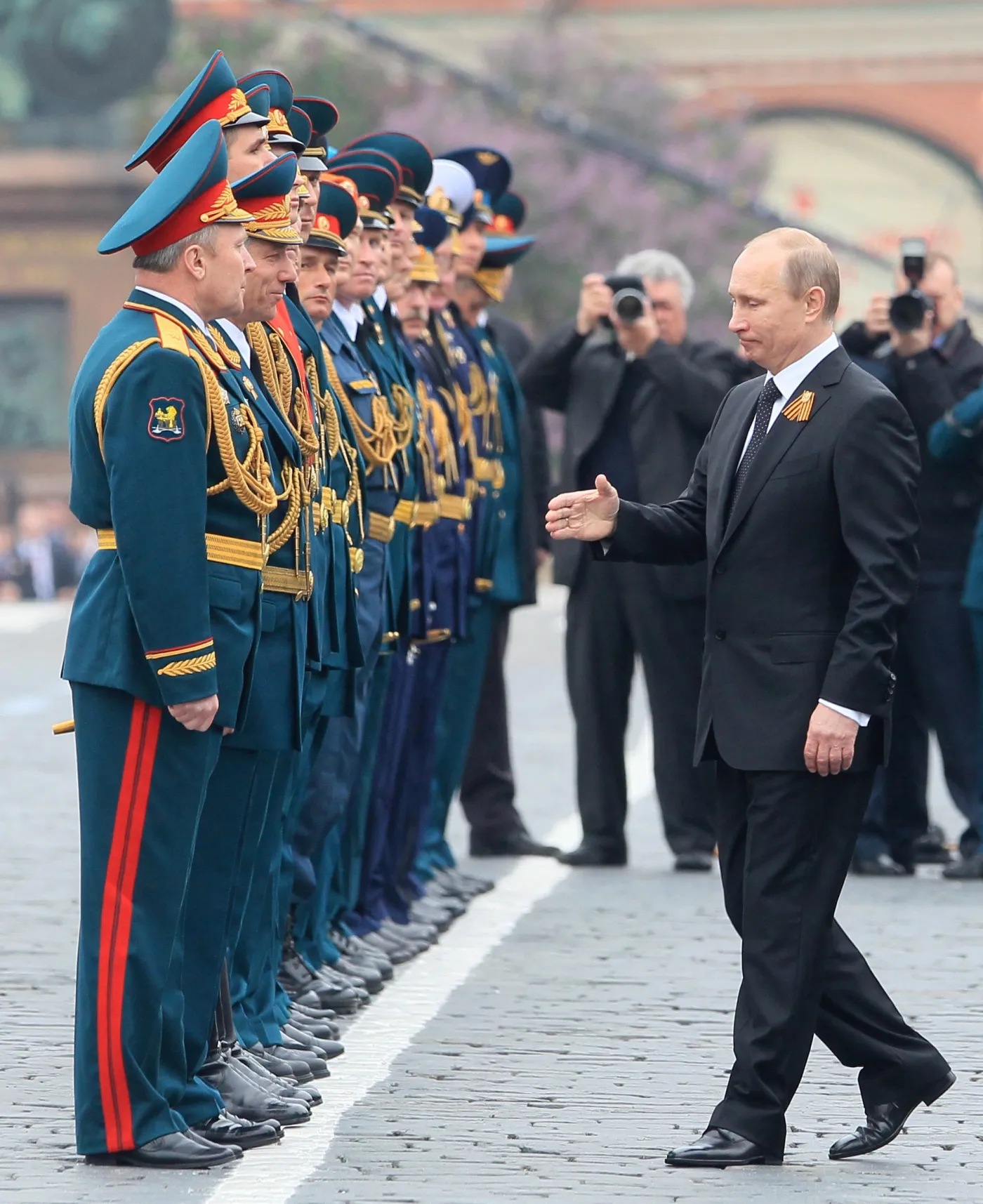 Rosyjscy żołnierze i Władimir Putin