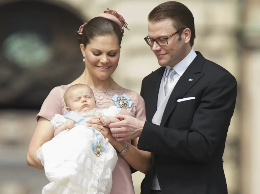 Stylowi rodzice i dziecko: królewski chrzest córki księżniczki Victorii
