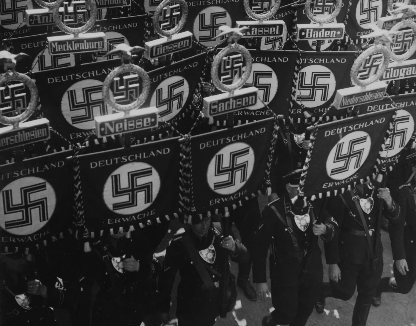 Hasło "Deutschland erwache" na sztandarach zwolenników Hitlera