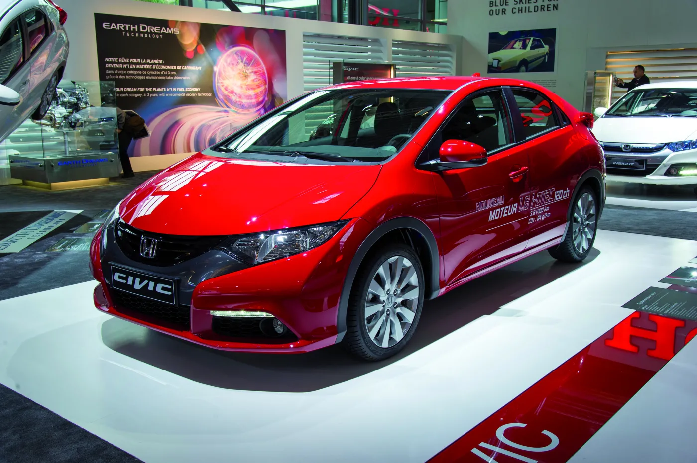 4099441-129-honda-at-paris2012-stand.jpg