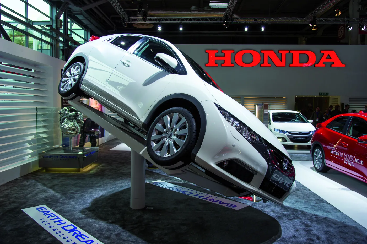 4100468-132-honda-at-paris2012-stand.jpg