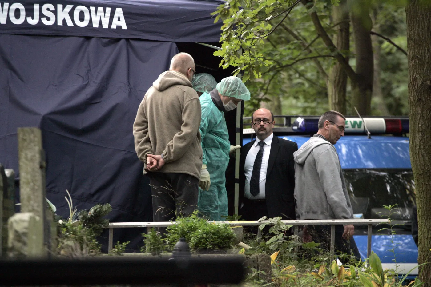 Ekshumacja Anny Walentynowicz. W środku mec. Stefan Hambura