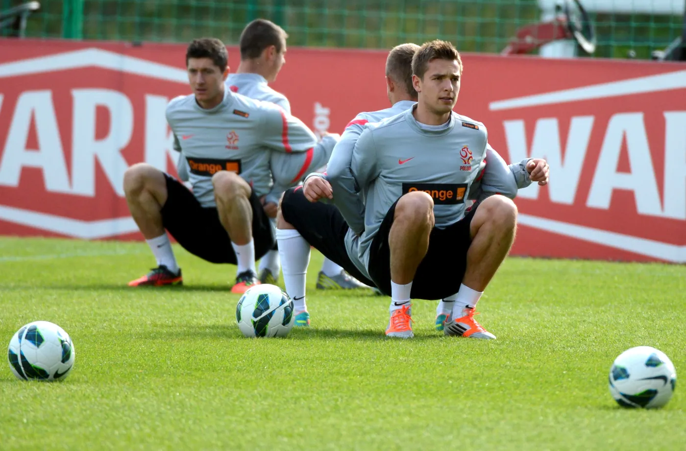 Piłkarze reprezentacji Polski Artur Sobiech (P) i Robert Lewandowski (L) podczas treningu kadry w Warszawie