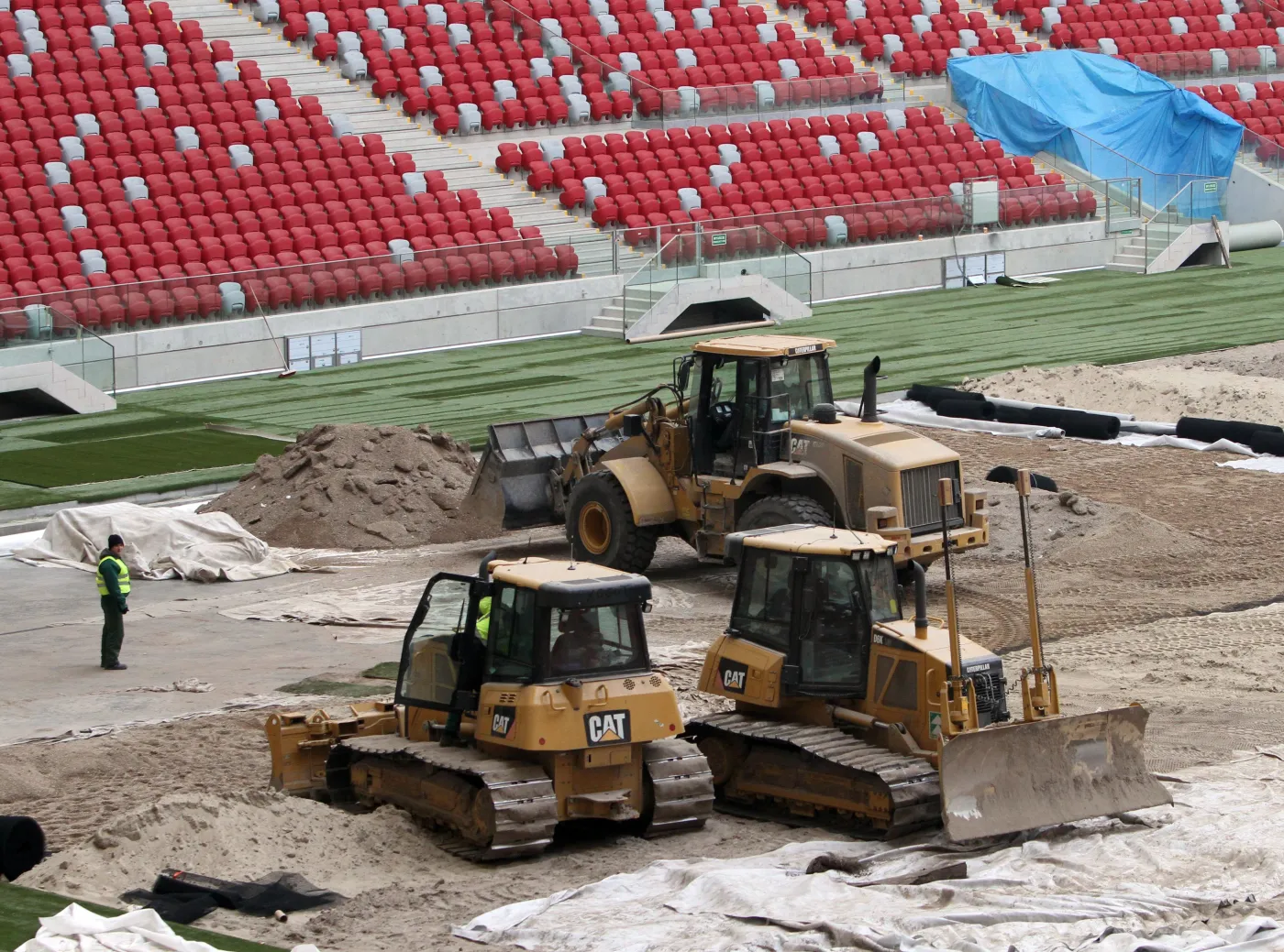 Spychacze rolują trawę na stadionie. Nowa za milion