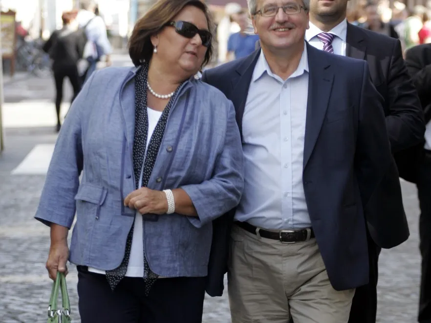 Mniej znaczy więcej: Anna Komorowska ze stylowym groszkiem w ręku