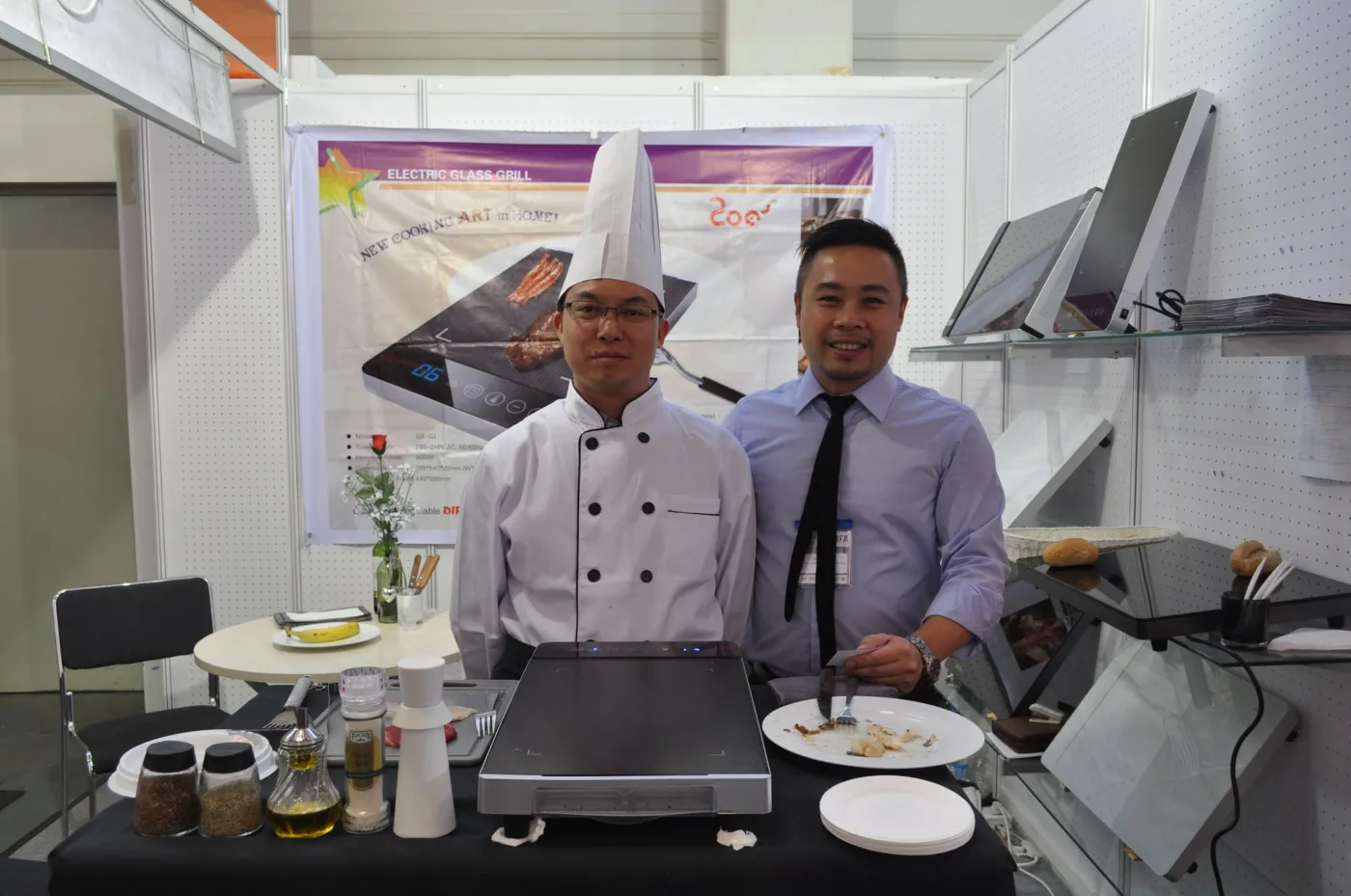 Chiński kucharz i jego grill