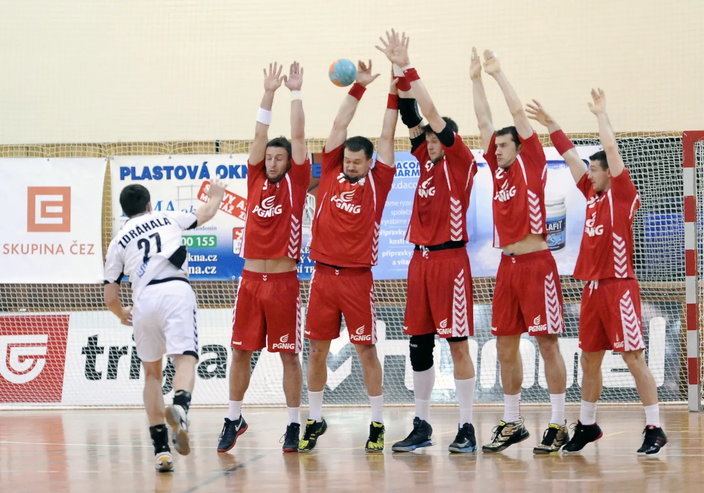 Polscy szczypiorniści blokują rzut rywala