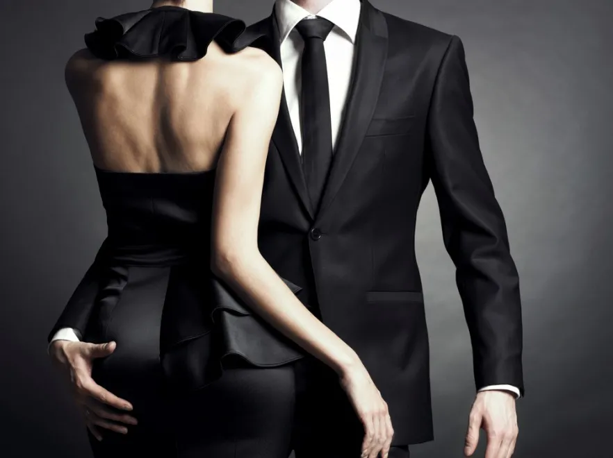 Para w strojach wieczorowych