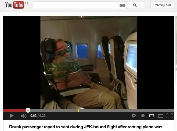 skrępowany pasażer samolotu