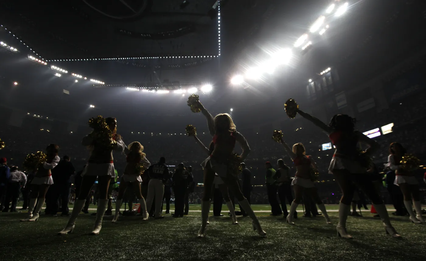 Cheerleaderki tańczą w czasie finału Super Bowl