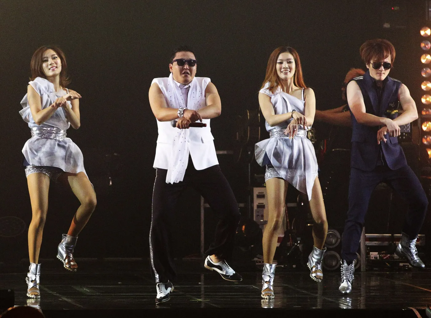 Psy wykonuje swój hit "Gangnam style"